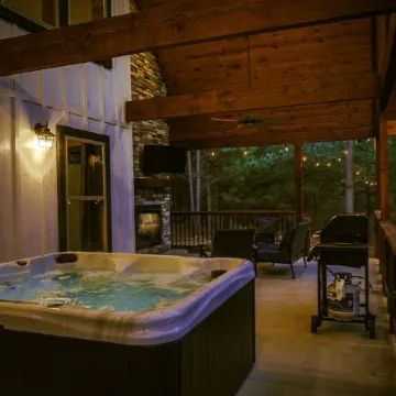 Romantic Couples Cabin minutes from Casino Excitement & Lakeside Serenity