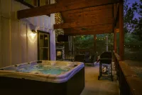 Romantic Couples Cabin minutes from Casino Excitement & Lakeside Serenity