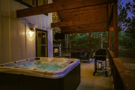 Romantic Couples Cabin minutes from Casino Excitement & Lakeside Serenity Отели в г. Брокен Боу