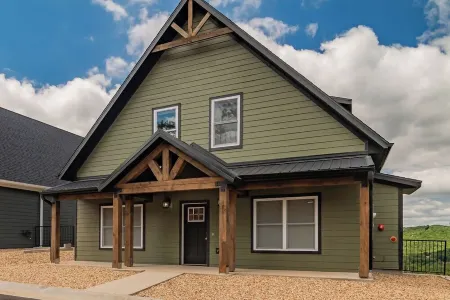 Luxury Lodge for 18, next to SDC, lake views, Indoor/Outdoor pools & splash pads