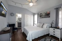 Newley Remodeled and Furnished, Cozy House 5 Minutes From Downtown!