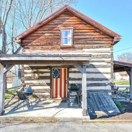 Vintage cabin in the ❤️ of Middletown , MD.  Pet friendly and prime location.