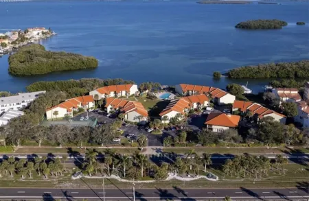 Waterfront Heated Pool-Minutes to Fort DeSoto Beach Downtown Shops & Restaurants