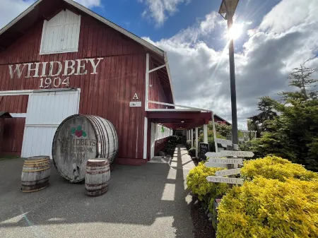 Year Round Beachfront Escape.  Mountain Views, Hot Tub, Dedicated Retreat Room Отели рядом с достопримечательностью «Мееркерк Гарденс»