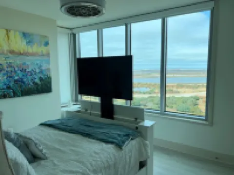 Palisades Palms 11th Floor Upscale 2 Bedroom Unit with Bay Views