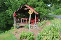Baker's Cottage - Relax in this quiet mountain cottage by the creek.