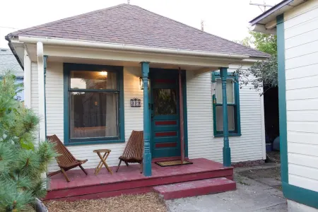 Charming Downtown Cottage with Parking & Full Kitchen
