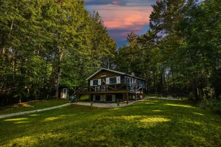 Entire Modern Cabin by the NH White Mountains, Cannon + Franconia Notch! Отели рядом с достопримечательностью «The Store & Gallery at WREN»