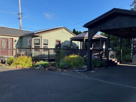 Cozy home with Private Forest/Park on 1.5 acres, Outdoor lounge area and Hot Tub