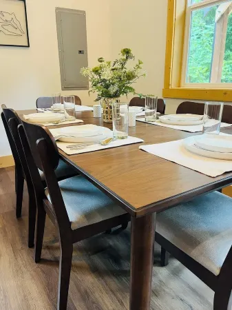 BRAND NEW! 2 Bedroom Cabin Minutes from Mt Rainier National Park!