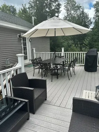 4-Bedroom Waterfront Lakehouse in Maine. Fire Pit, Deck & Private Dock, Kayak.