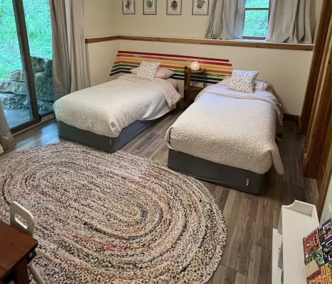 Quiet & Private Home : Relax at Your Getaway Among the Trees!