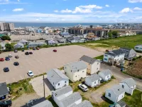 Clean, updated 2-bedroom home, 5 min walk to beach, pets ok, onsite parking! - Boutique