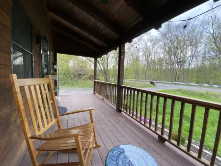 Cozy Catskill Cabin w/ 10-minute Walk to Downtown Catskill Отели в г. Катскилл