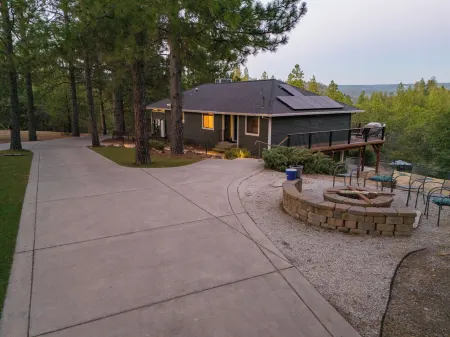 Secluded 5-acre getaway with Private Pool and Hottub - great views!