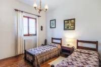 Villa with 2 spacious apartments for 2 x 7 people and swimming pool near Pisa and the sea