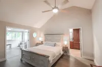Lakehouse in Charlotte. Sleeps 8. 더 레일 트레일 주변 호텔