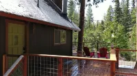Vintage Pinecrest cabin with HUGE deck- 5 minutes to Pinecrest Lake