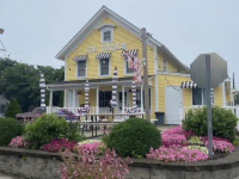 Seaside Serenity: Renovated Beach House Oasis in Charming Niantic Hotels in Niantic