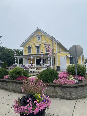 Seaside Serenity: Renovated Beach House Oasis in Charming Niantic