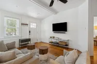 Stanton Apartment D - Historic Retreat 1 Block to Beach