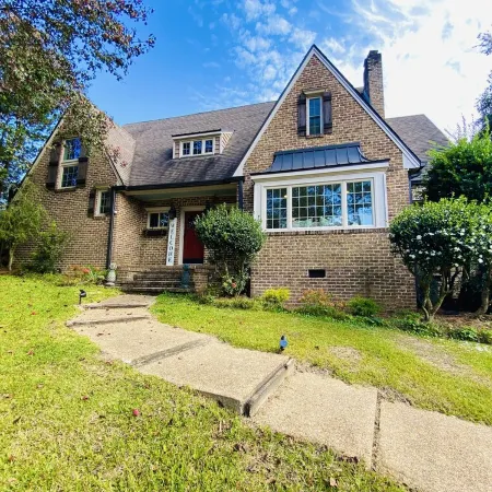 7th Ave Manor, Remodeled 1930’s Manor just minutes from Historic Downtown Laurel