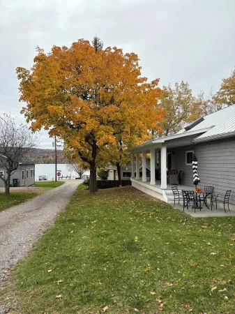 Year-Round Fun at our Like-New Lakeside Retreat!