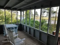 Scenic 3-bedroom apartment with WiFi, AC on Davis Canal in Oak Island.