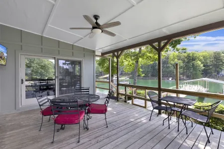 No Steps, Game Room, Canoe & Kayaks, Dock, All Paved Roads! 10 Min to 2 Marinas!