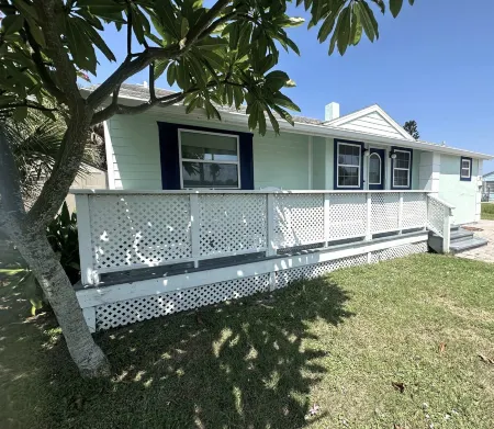 1 Minute Walk to Ocean-Charming Downtown Beachside Home with Mother-In-Law Suite Отели в г. Коко-Бич