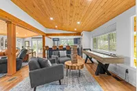 5 ACRE CABIN  above RIVER + DOWNTOWN. PRIVATE-VIEWS-NEWLY RENOVATED