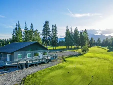 Sleeps up to16! Family Friendly! Newly Renovated, steps from the Golf Course!