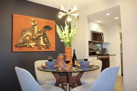 Modern & Chic One Bedroom Condo, centrally located Отели рядом с достопримечательностью «Муртен Ботаникал Гарден»