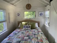 ENCHANTING SEASIDE COTTAGE, STEPS TO THE BEACH!