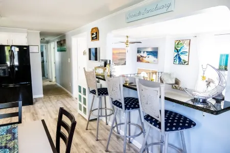 Spacious Family-Friendly Private Home. Beach Decor. BBQ Grill. Fire-Pit. Отели рядом с достопримечательностью «Терд Бич»