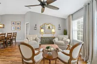 Stunning pool home with lanai-comforts/space for whole family