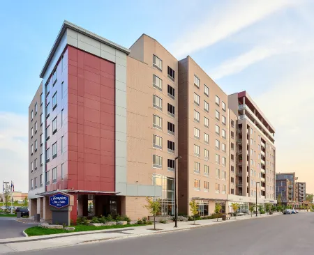 Hampton Inn & Suites by Hilton Quebec City Levis Отели рядом с достопримечательностью «Парк Солей»