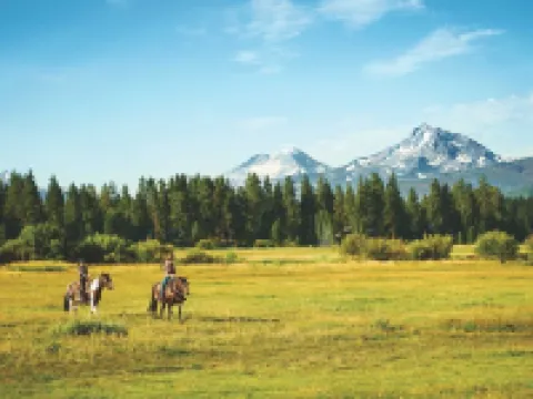 Downtown Sisters Suite - HOT TUB - Dog Friendly Hotels in Sisters