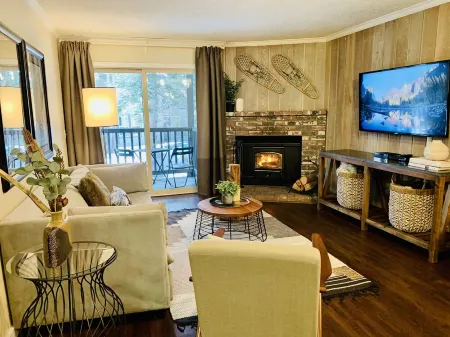 Canyon Lodge CHAMONIX Condo. Minutes Walk From Lifts.