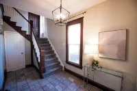 The Stallis Palace: Large 3BR House Hotels in West Allis