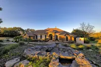 Sprawling 3 acre Hilltop Estate w/ Endless Views of the Famed Texas Hill Country Family Business Beer Company 주변 호텔