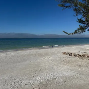 Totally Remodeled Beachfront Studio-Step out your door onto the sand. Really! D