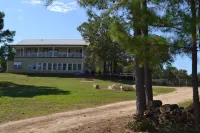Close to COTA, Large POOL, Fun Relaxing Getaways. EXCLUSIVE use of the property. Hotels near Rockne Museum