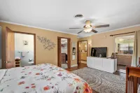 3 BR /3 BA with Private Pool & Patio Near Beaches