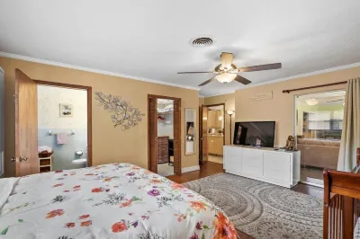 3 BR /3 BA with Private Pool & Patio Near Beaches