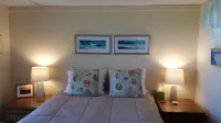 Spectacular Private Waterfront Cottage on Bayside. Panoramic Views. Pet Friendly