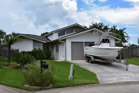 New Orleans Area Private 4BR waterfront home! Swim Boat Grill !!!!!