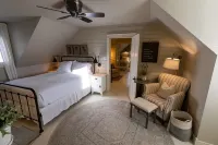 Stunning Vintage Victorian-Era Cottage - Walk to train/river/park/downtown.
