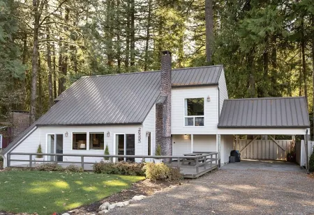 Mt Hood Escape, 3 bedroom, 2 bath, plus loft, sleeps 10, Professionally Cleaned