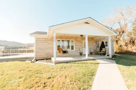 Fire Pit, Fenced Yard, Fireplace, Hot Tub, Country Tranquility 100 Meg Internet,